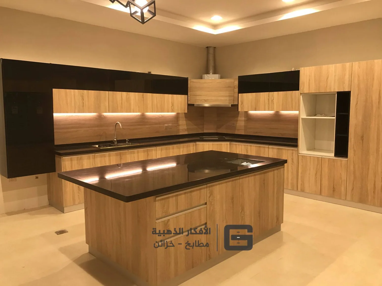 مطبخ خشبي بجزيرة وسطية من أعمال مصنع الأفكار الذهبية