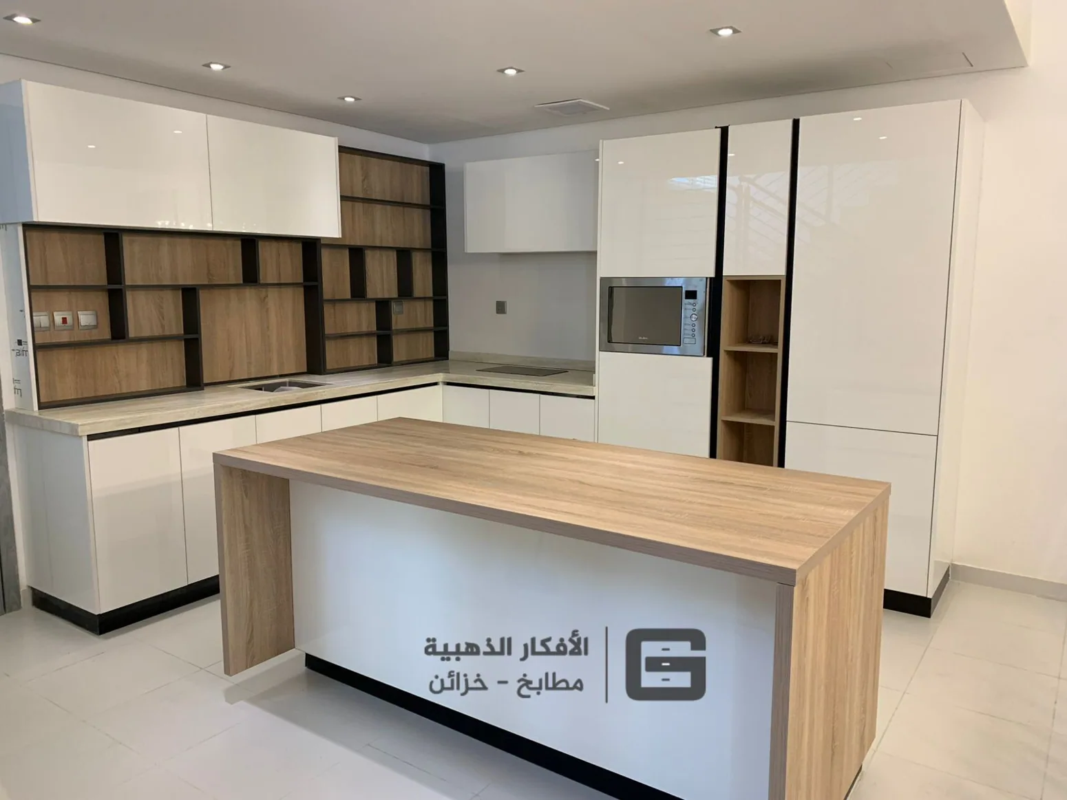 مطبخ أبيض بلمسات خشبية – من أعمال مصنع الأفكار الذهبية