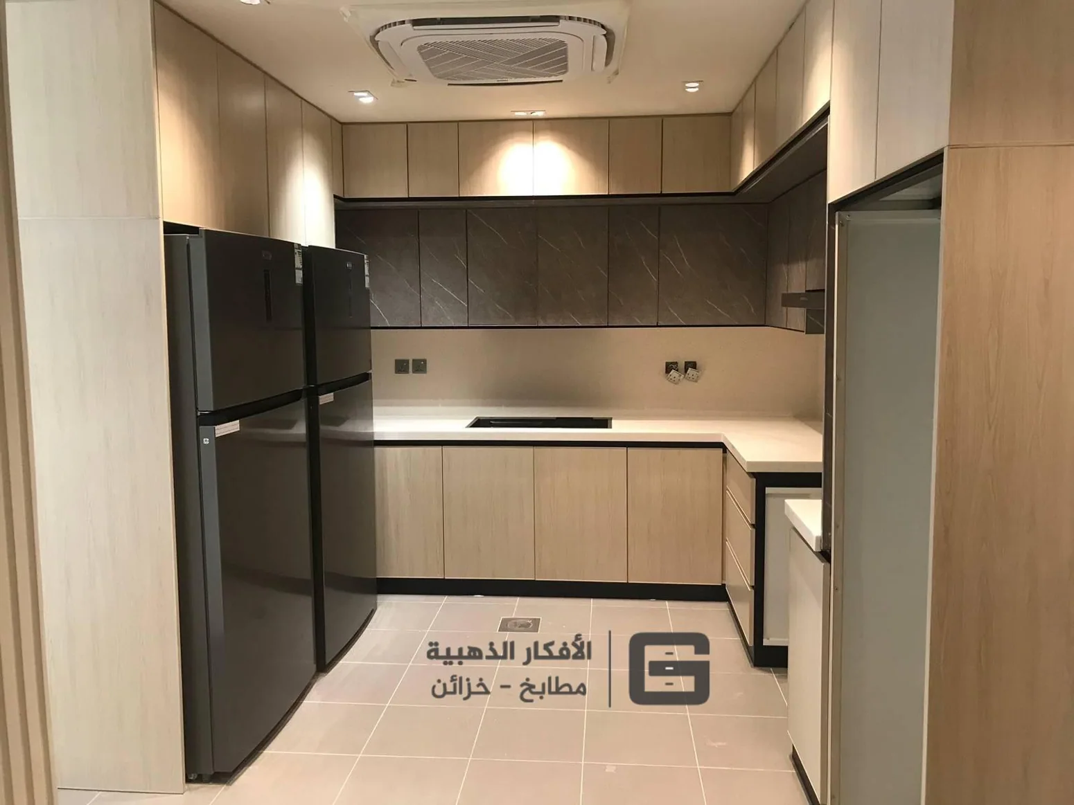 مطبخ عملي بألوان فاتحة – من أعمال مصنع الأفكار الذهبية